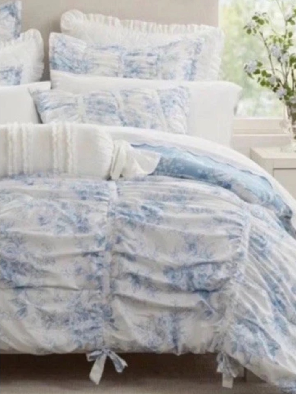 Armoire Collection Blue ~ Twin/Twin XL Toile Floral Comforter - Picture 8 of 10